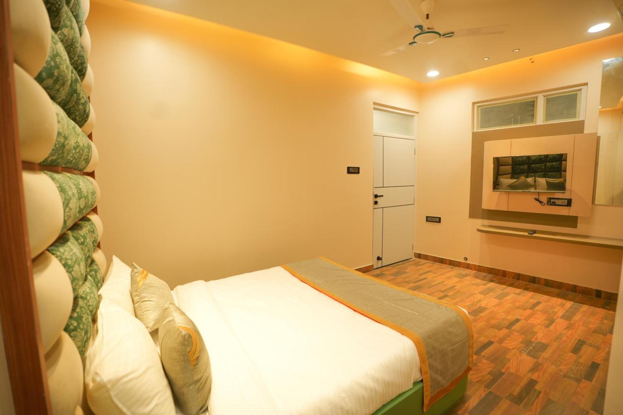Dashrath Inn Near Ramjanmbhoomi Ayodhya Exterior photo